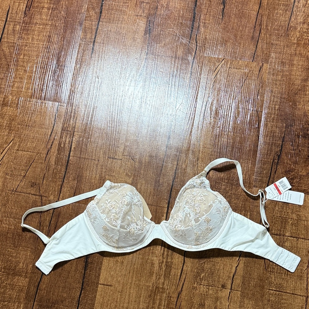 Wacoal 32DD lace push up bra.